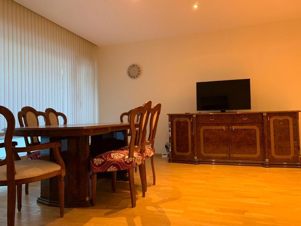 Apartment Lovely Two Bedroom With Free Parking